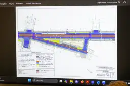 Plan budowy drogi z oznaczeniami tras, pasów ruchu i elementów infrastruktury.
