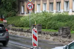 Roboty drogowe, oznakowanie zakazu skrętu w lewo, nieukończony chodnik.