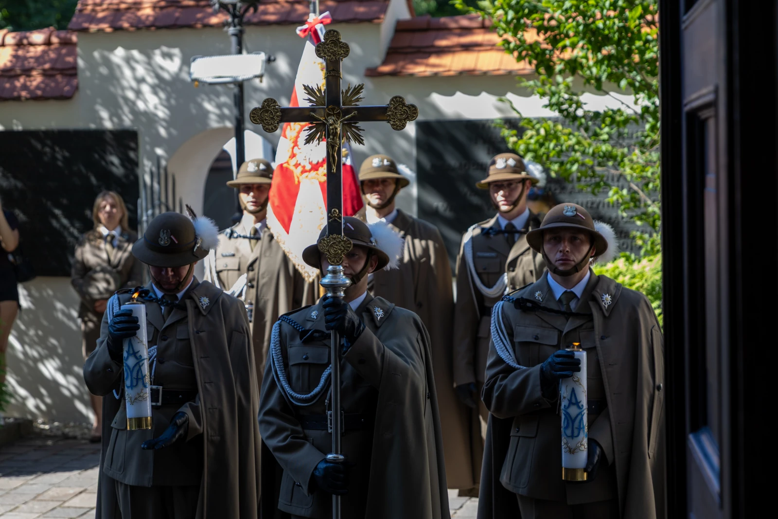 Ceremonia z udziałem strażników w mundurach, trzymających znicze i krzyż.  Autor: Bogusław Świerzowski