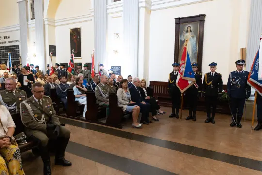 Uroczystość w kościele z obecnością wojskowych, sztandarów i zgromadzonych gości.