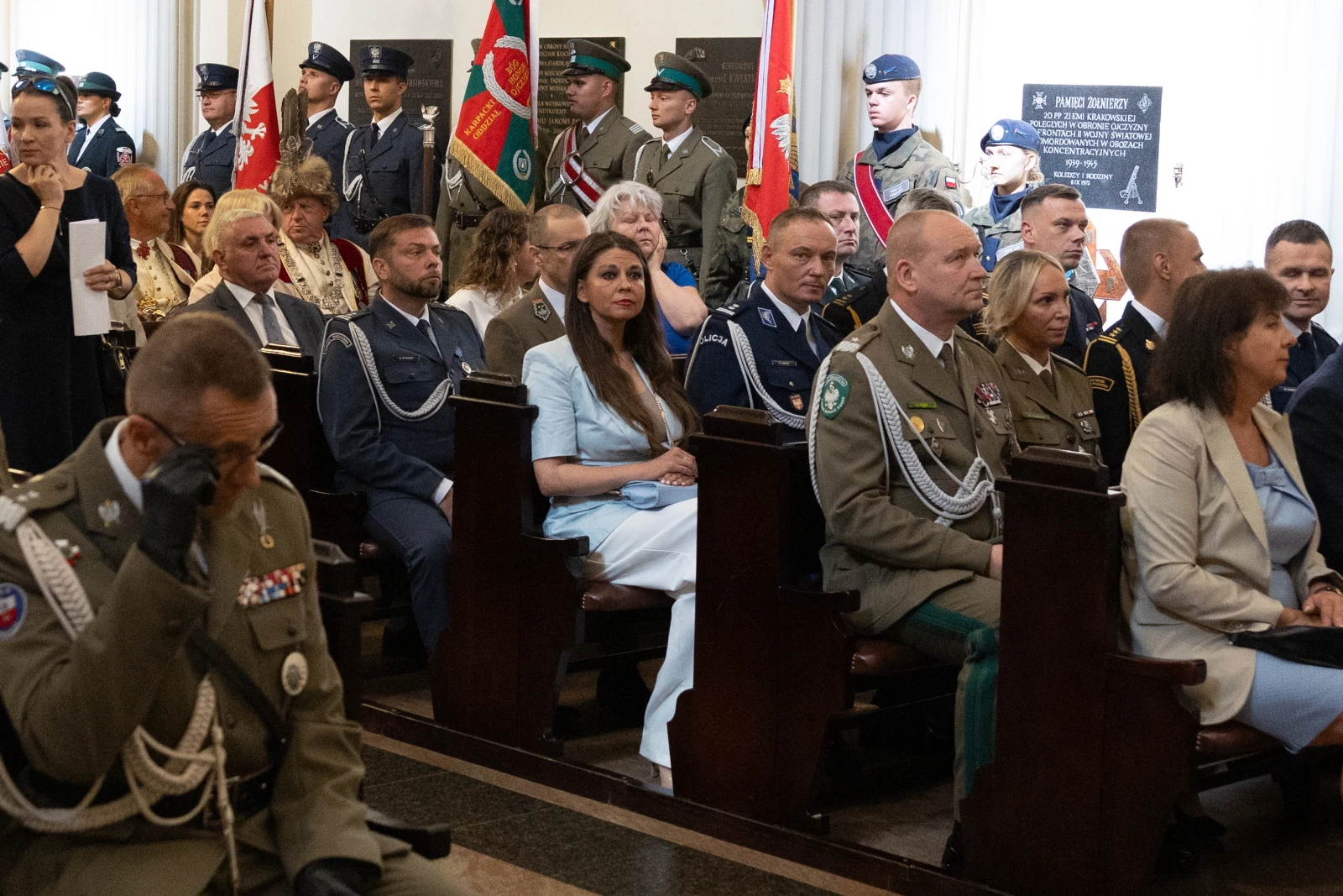 Uczestnicy ceremonii w mundurach i eleganckich strojach siedzą w rzędach.  Autor: Bogusław Świerzowski
