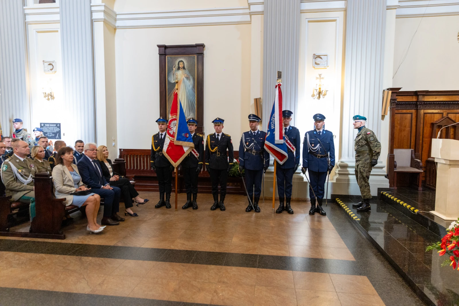 Ceremonia z udziałem żołnierzy w mundurach, sztandary i goście siedzący w kościele.  Autor: Bogusław Świerzowski