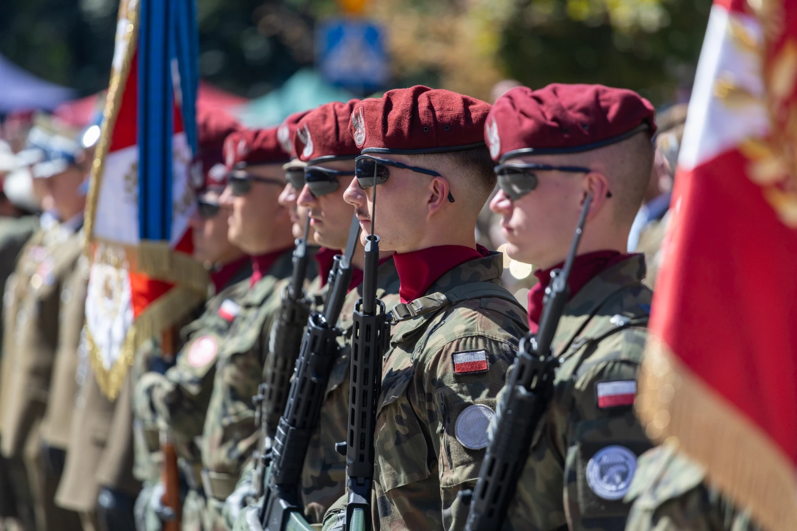 Żołnierze w mundurach z beretami, stojący w szeregu podczas ceremonii wojskowej.  Autor: Bogusław Świerzowski