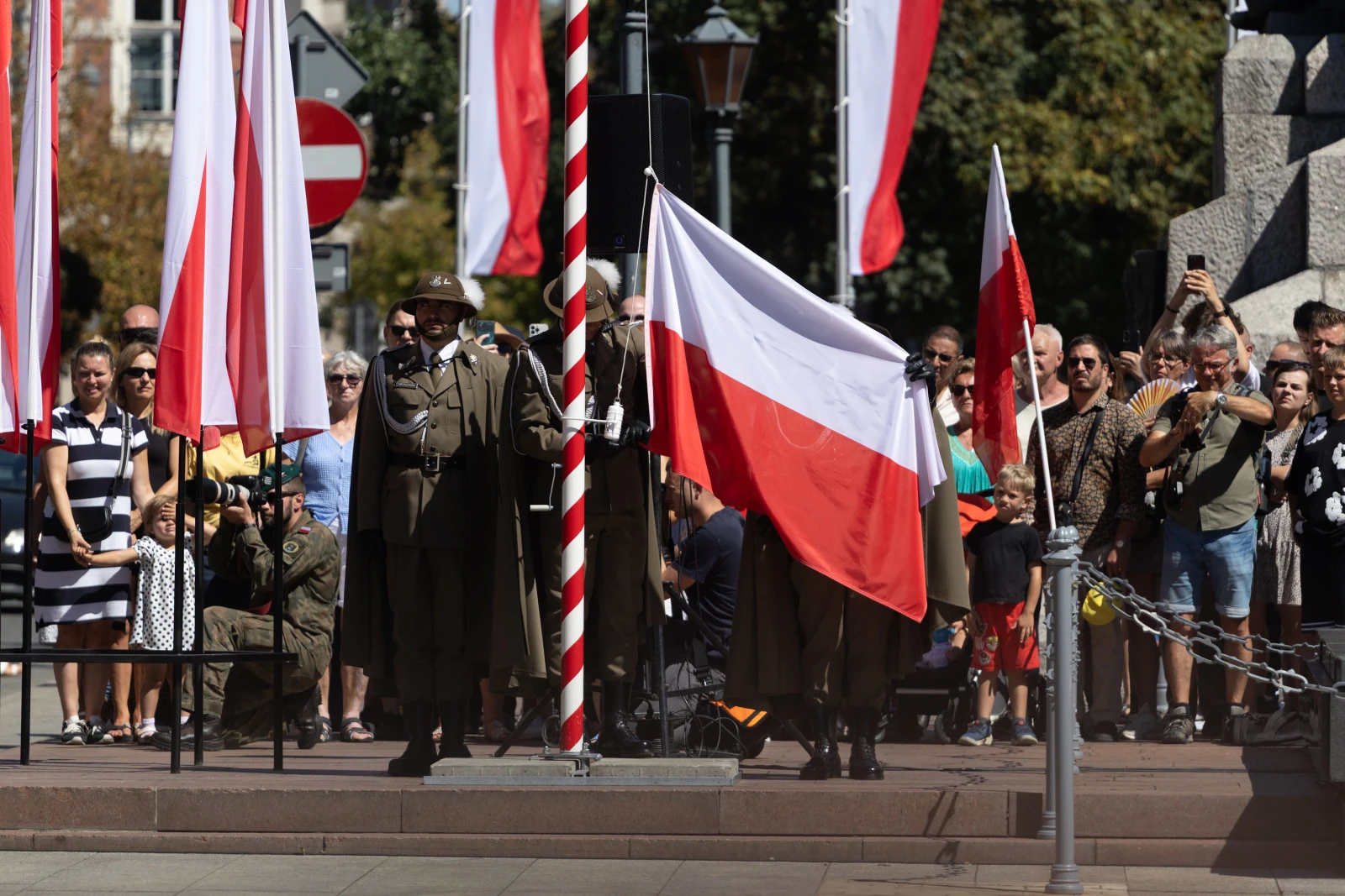 Uroczystość z flagami Polski, uczestnicy w strojach historycznych.  Autor: Bogusław Świerzowski