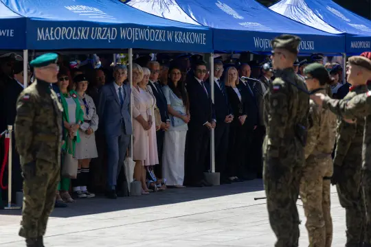 Uroczystość z udziałem wojskowych i zgromadzonych gości pod namiotami.