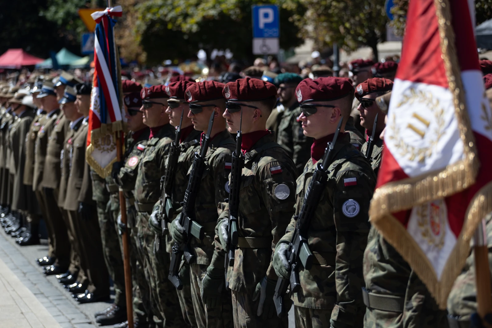 Żołnierze w mundurach z bronią, stojący w szeregu podczas ceremonii wojskowej.  Autor: Bogusław Świerzowski