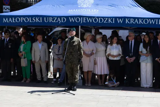 Uroczystość z udziałem wojskowych i przedstawicieli władz w Krakowie.
