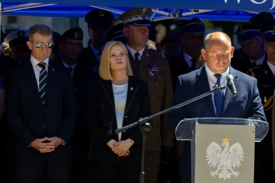 Uroczystość z mówcami i przedstawicielami służb mundurowych.