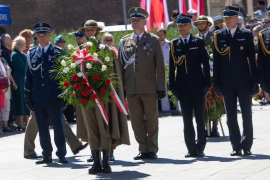 Uroczystość złożenia wieńca przez żołnierzy i przedstawicieli służb mundurowych.