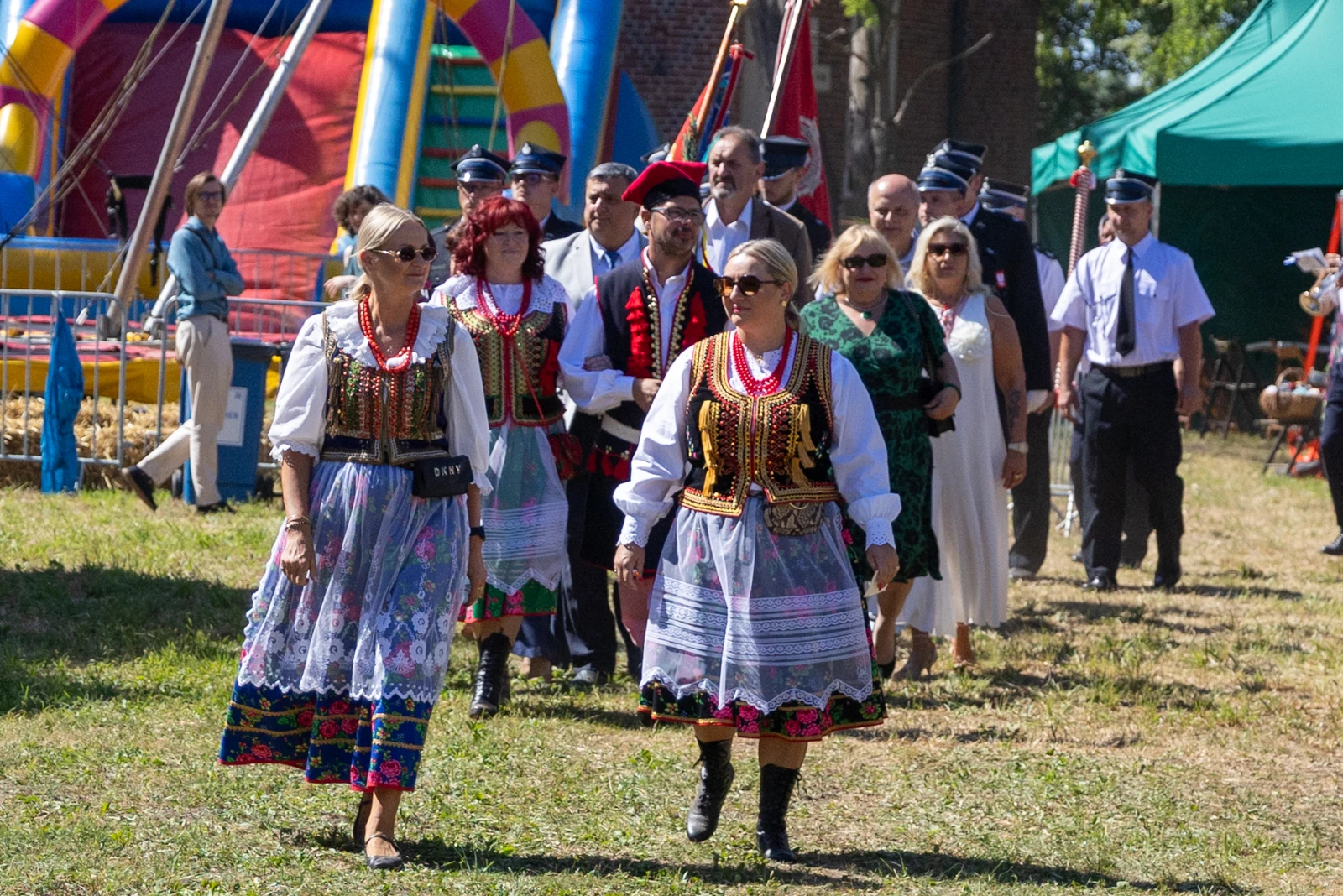 Grupa osób w tradycyjnych strojach ludowych na festynie.  Autor: Bogusław Świerzowski
