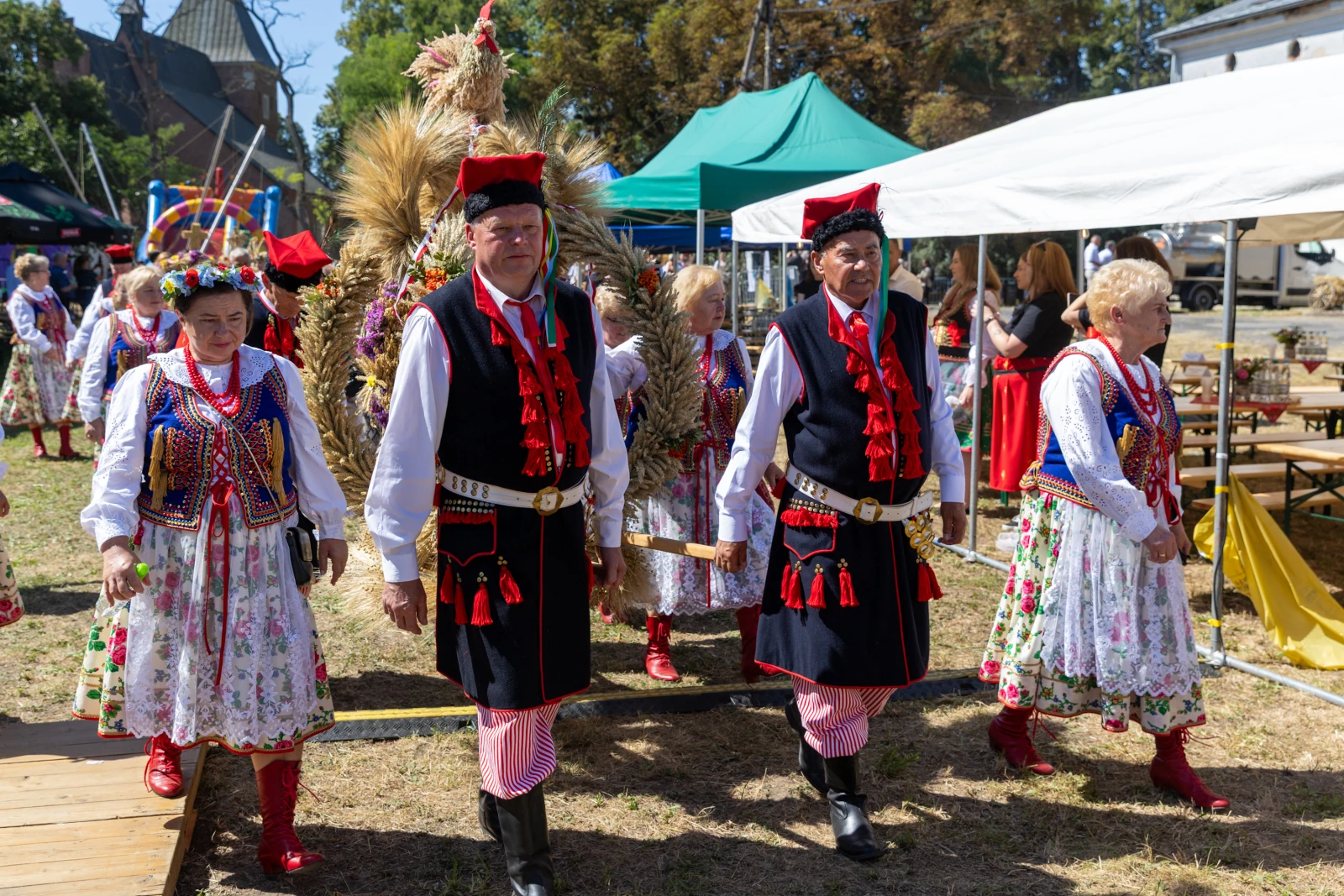 Grupa osób w tradycyjnych strojach ludowych podczas festiwalu.  Autor: Bogusław Świerzowski