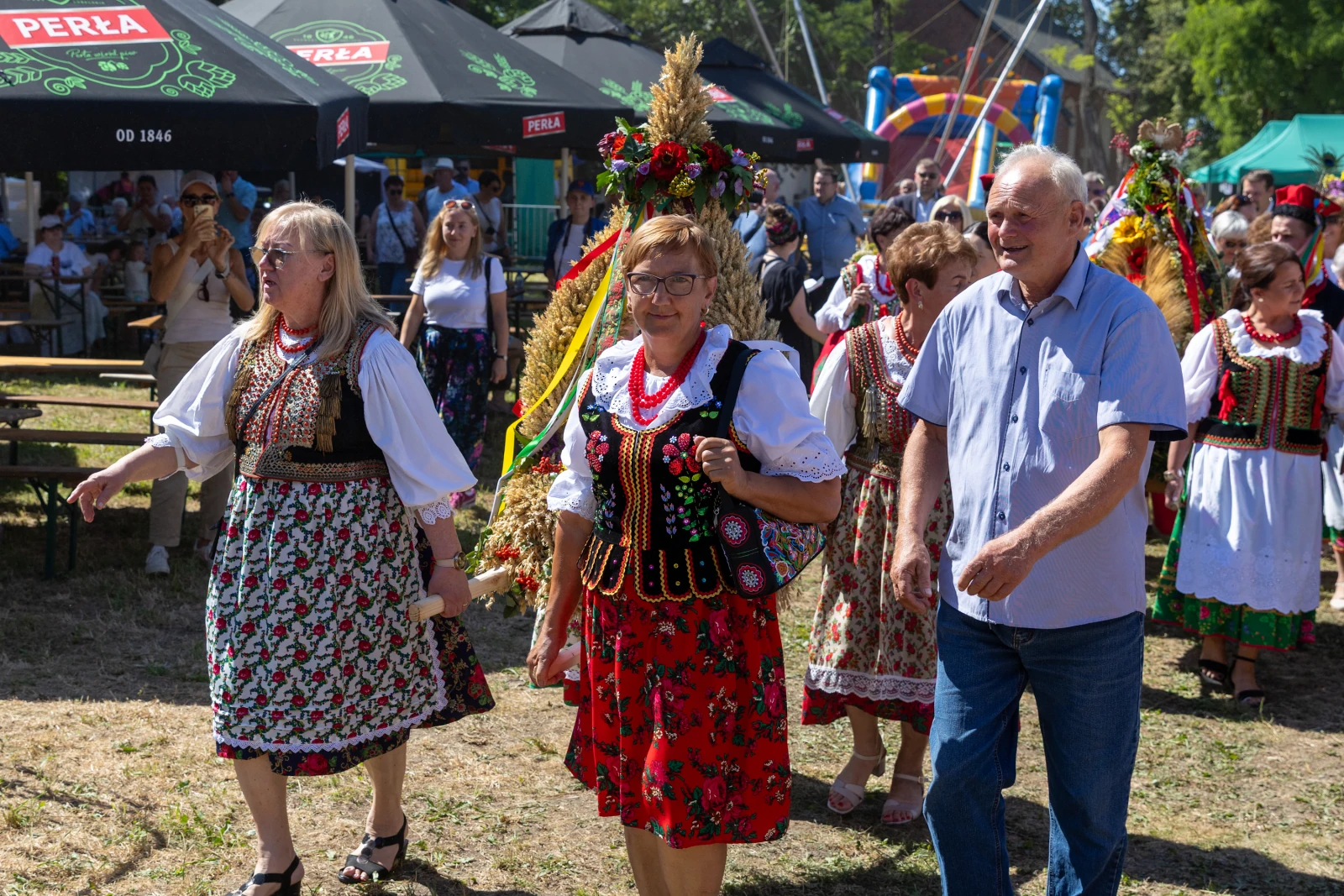 Grupa osób w tradycyjnych strojach ludowych podczas festiwalu.  Autor: Bogusław Świerzowski