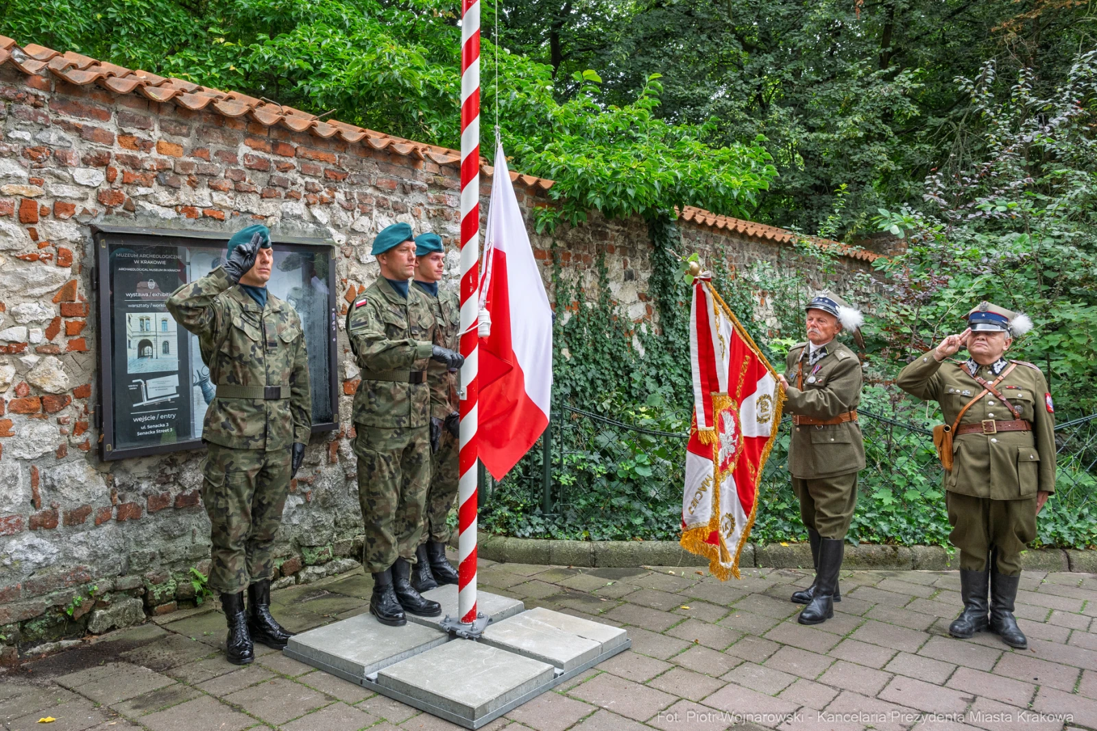 Żołnierze w mundurach ceremonialnych podczas podnoszenia flagi Polski.  Autor: Piotr Wojnarowski