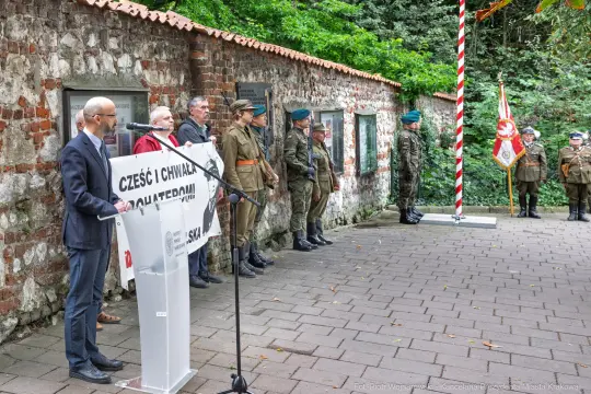 Uroczystość z okazji upamiętnienia bohaterów, przemówienia i obecność wojskowych.