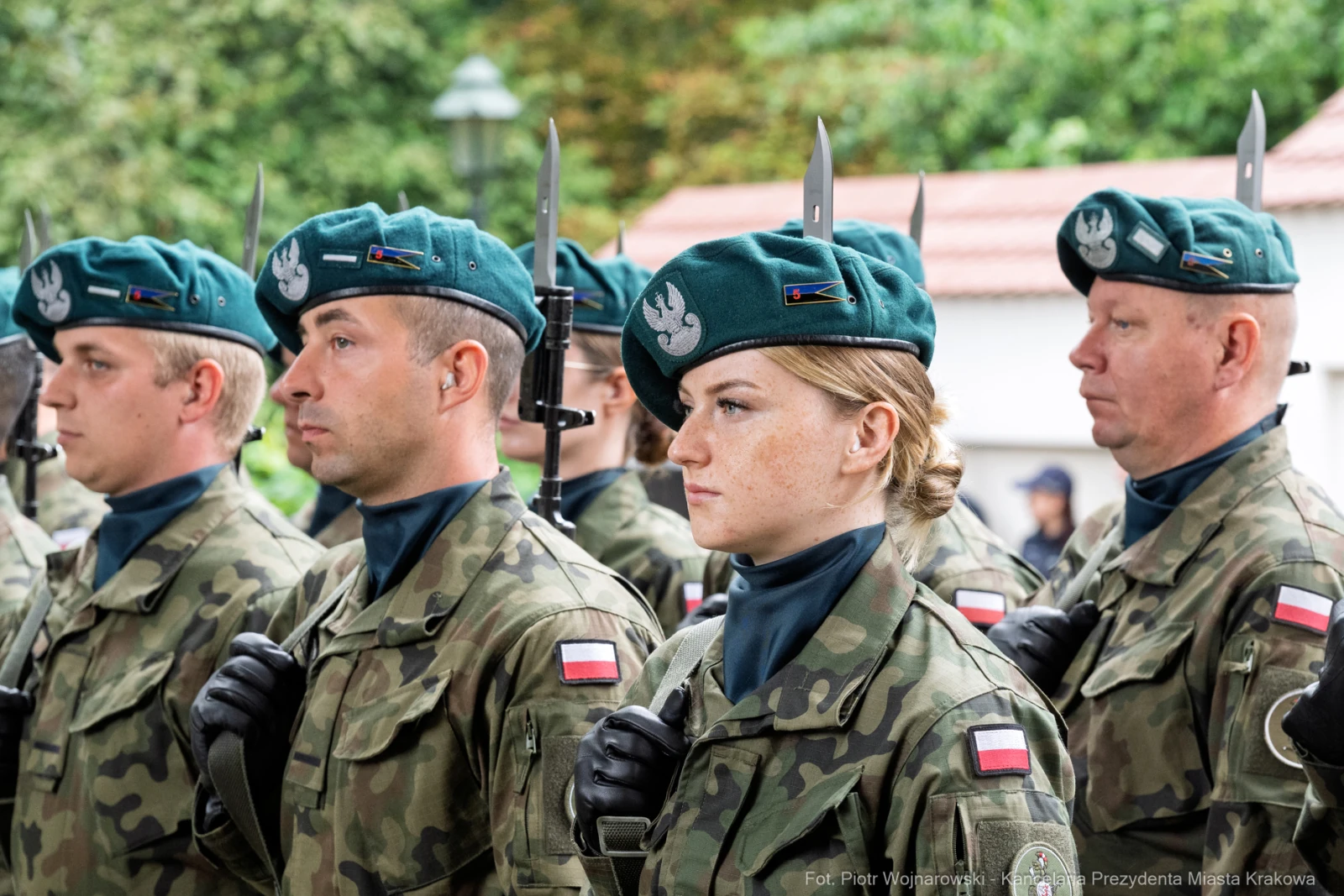 Żołnierze w mundurach z beretami, stojący w szeregu podczas ceremonii.  Autor: Piotr Wojnarowski