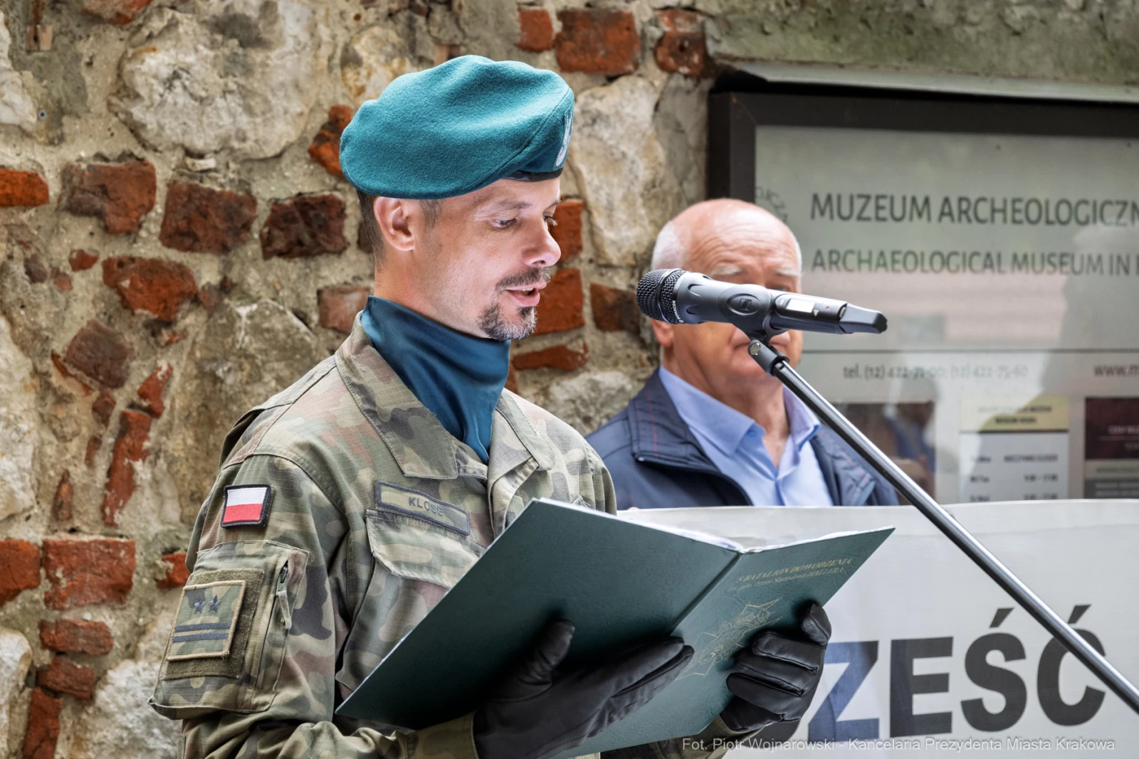 Mężczyzna w mundurze wojskowym z beretem czyta z dokumentu podczas uroczystości.  Autor: Piotr Wojnarowski