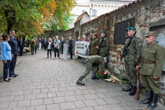 Uroczystość złożenia kwiatów przez żołnierzy i przedstawicieli władz.