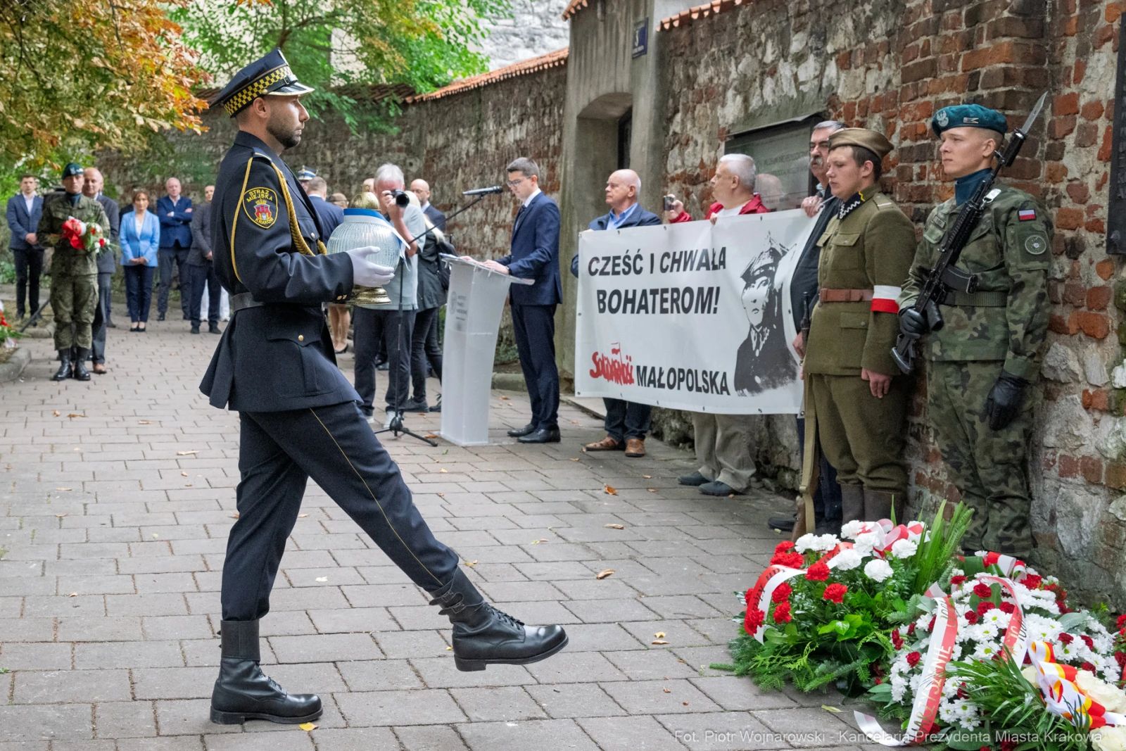 Ceremonia upamiętniająca bohaterów, złożenie kwiatów i przemówienia.  Autor: Piotr Wojnarowski