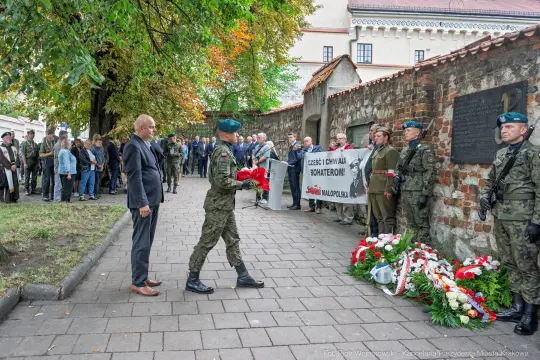 Uroczystość złożenia kwiatów w hołdzie żołnierzom, obecność wojskowych i uczestników.