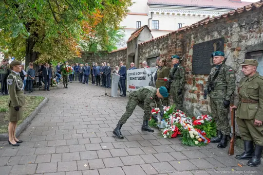 Uroczystość złożenia kwiatów w hołdzie bohaterom, obecni żołnierze i uczestnicy.