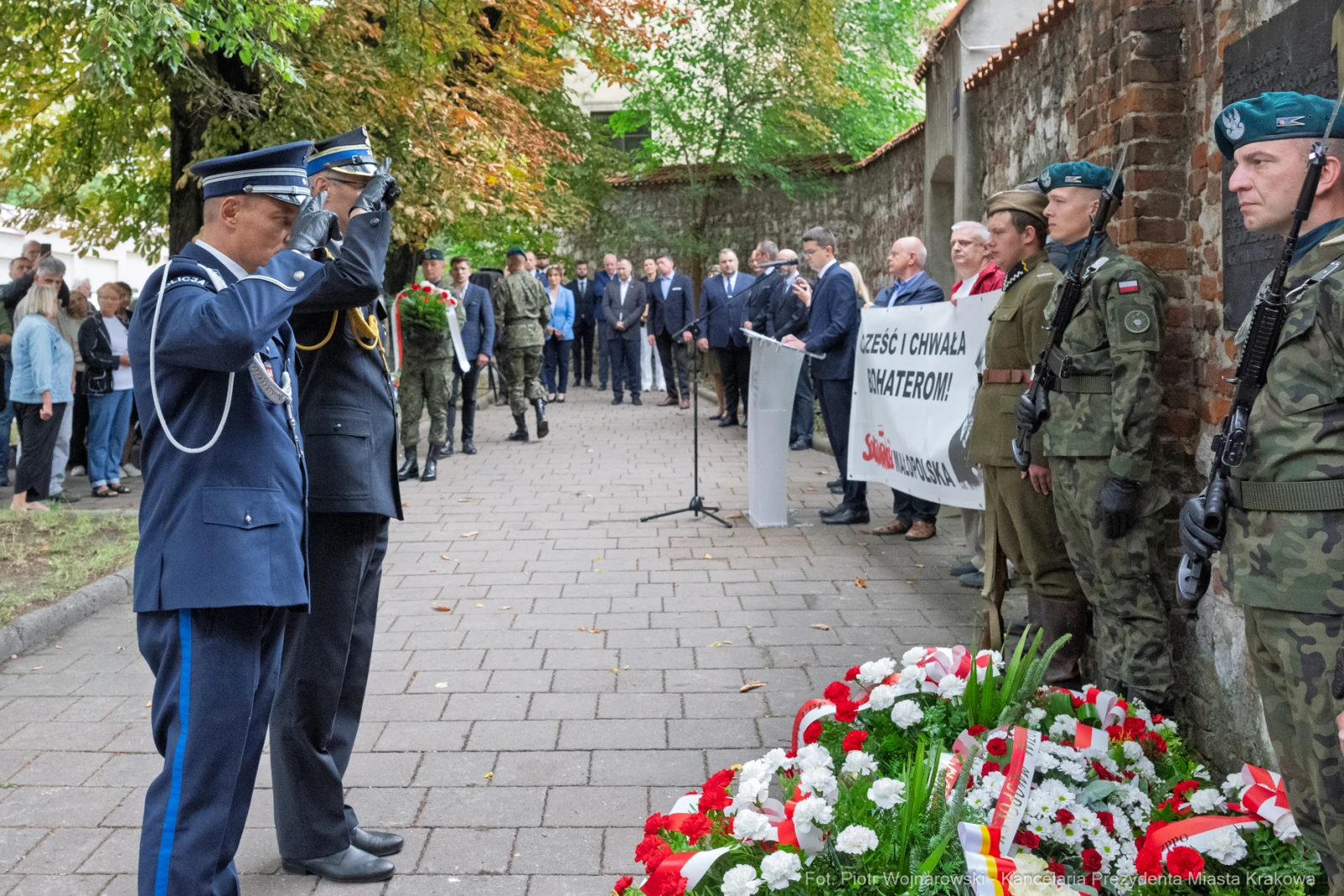 Uroczystość złożenia kwiatów w hołdzie bohaterom, obecność wojskowych i cywilów.  Autor: Piotr Wojnarowski