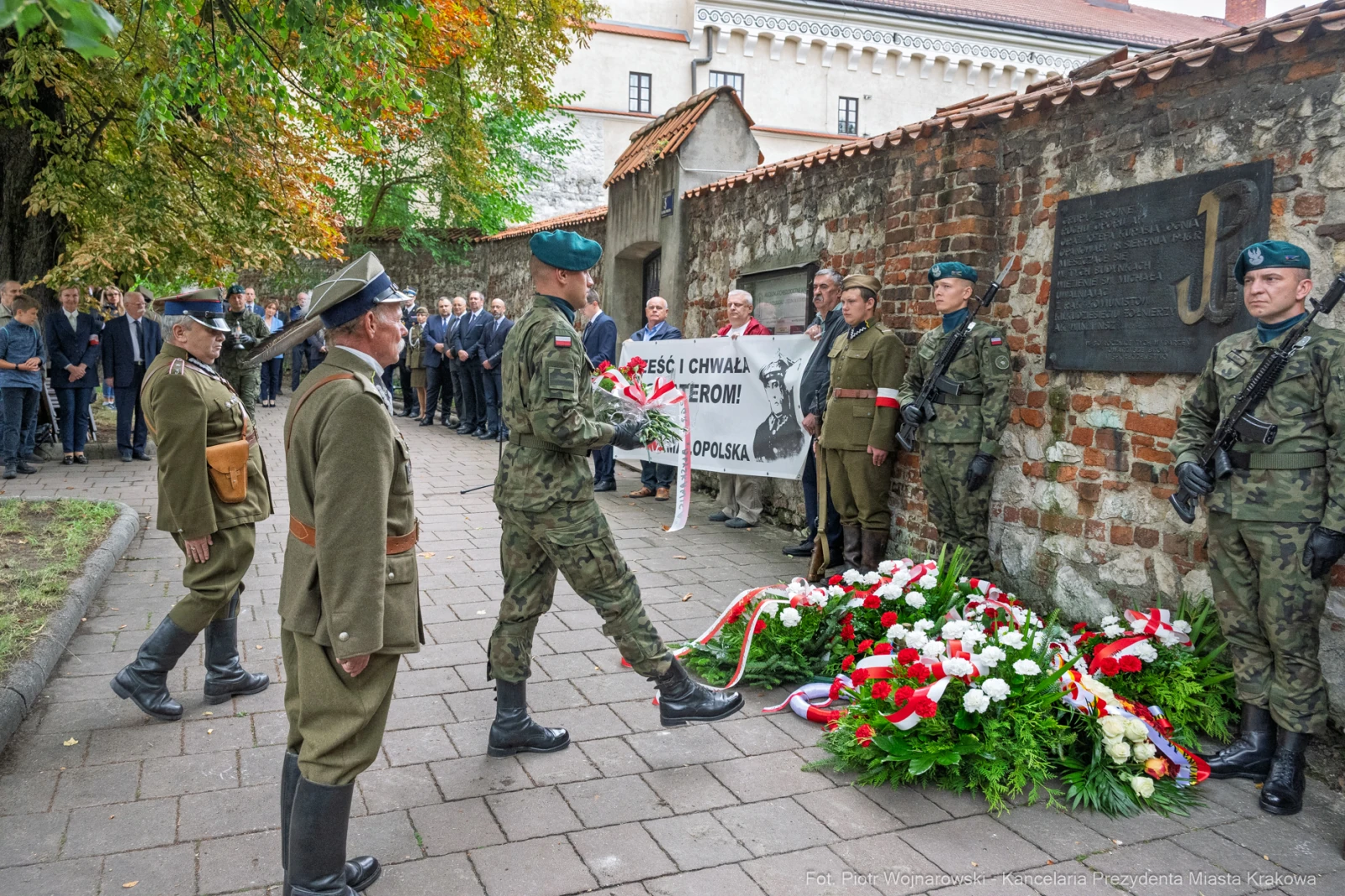 Uroczystość złożenia kwiatów przy pomniku, żołnierze i uczestnicy w mundurach.  Autor: Piotr Wojnarowski