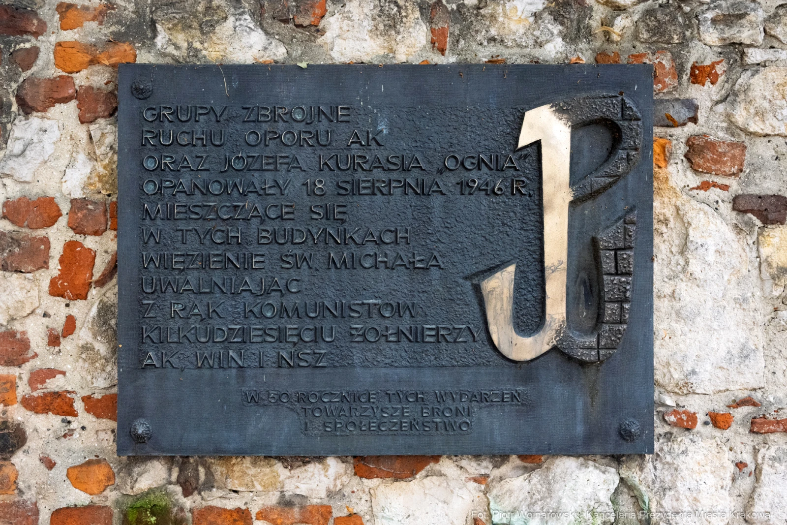 Tablica pamiątkowa upamiętniająca wydarzenia z 18 sierpnia 1946 roku związane z ruchem oporu AK.  Autor: Piotr Wojnarowski