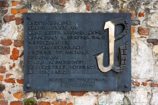 Tablica pamiątkowa upamiętniająca wydarzenia z 18 sierpnia 1946 roku związane z ruchem oporu AK.