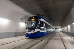Tramwaj w tunelu, z wyświetlaczem informującym o przystanku.