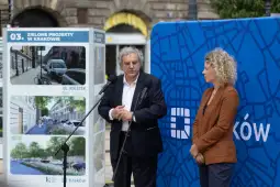 Mężczyzna i kobieta podczas konferencji prasowej w Krakowie, obok planszy z projektami zieleni.