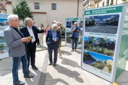 Prezentacja projektu parku w Krakowie z wizualizacjami i uczestnikami wydarzenia.
