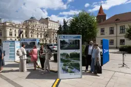 Wystawa o zielonych projektach w Krakowie, ludzie oglądają informacje na tablicach.