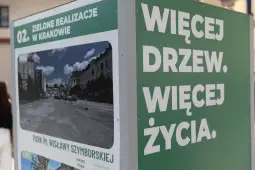 Zielona realizacja w Krakowie, park im. Wisławy Szymborskiej, hasło o drzewach i życiu.