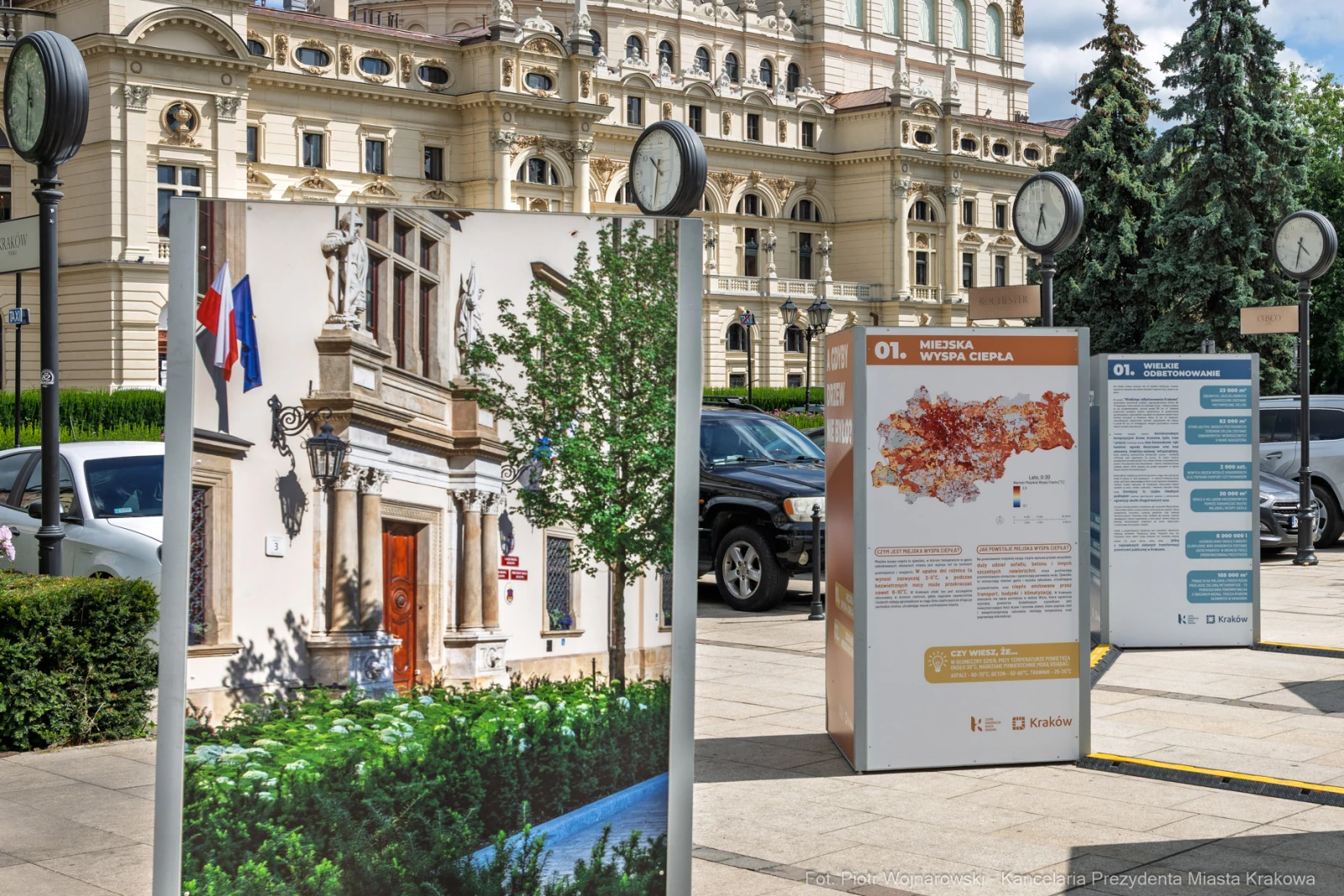 Miejska wystawa z informacjami i grafiką w przestrzeni publicznej.  Autor: Piotr Wojnarowski