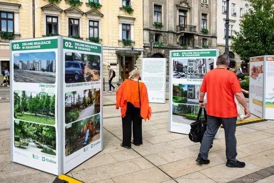 Wystawa o zielonych realizacjach w Krakowie z informacjami o parkach i projektach.