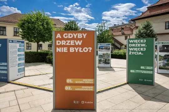 Tablice informacyjne o znaczeniu drzew w mieście, z pytaniem o ich brak.