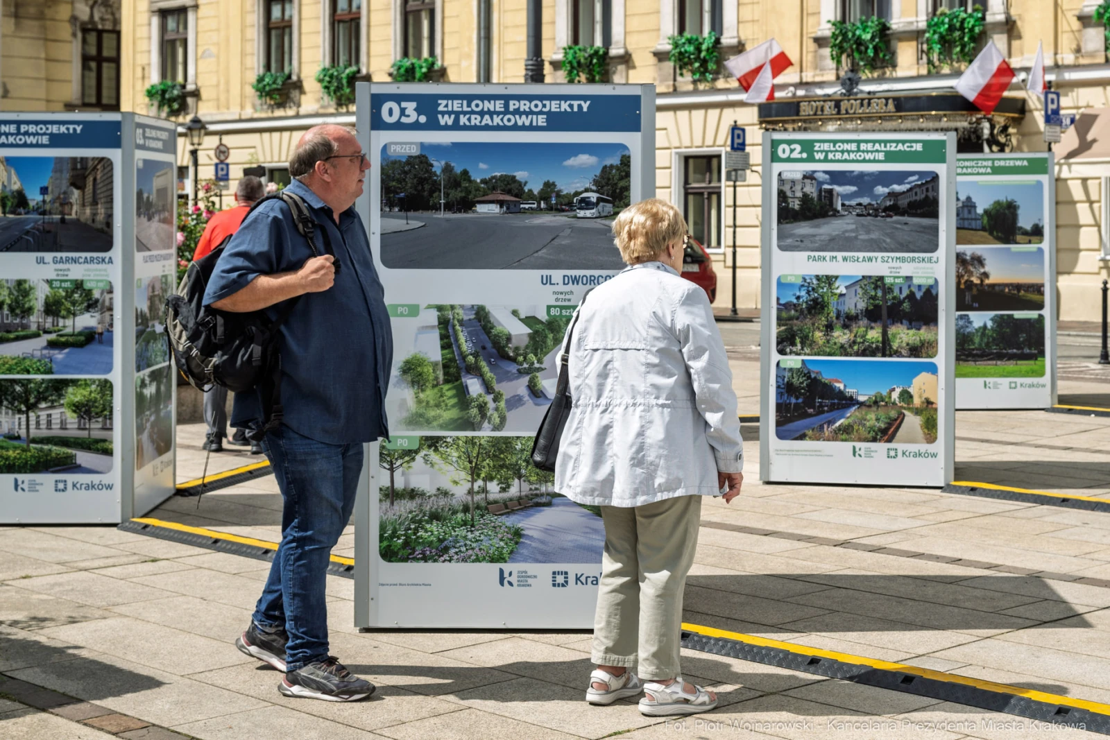 Ludzie oglądający wystawę o zielonych projektach w Krakowie. Informacyjne plansze z wizualizacjami.  Autor: Piotr Wojnarowski