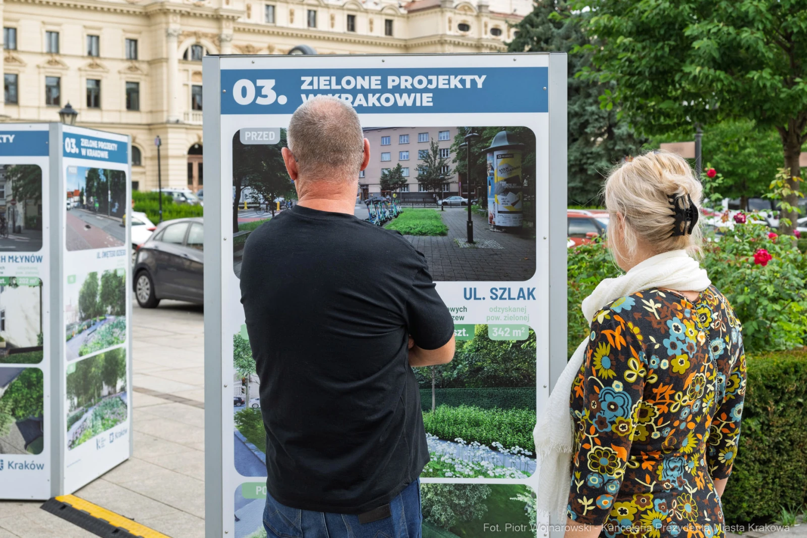 Mężczyzna i kobieta oglądają wystawę o zielonych projektach w Krakowie.  Autor: Piotr Wojnarowski
