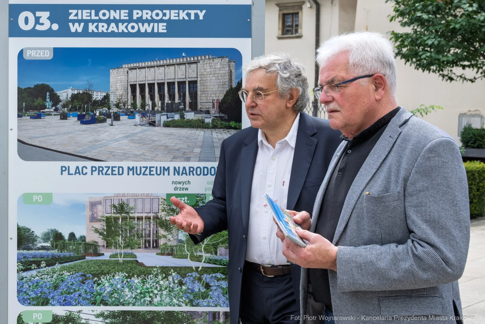Dwaj mężczyźni omawiają projekt zielonej przestrzeni przed Muzeum Narodowym w Krakowie.  Autor: Piotr Wojnarowski