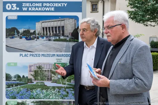 Dwaj mężczyźni omawiają projekt zielonej przestrzeni przed Muzeum Narodowym w Krakowie.