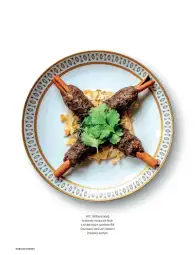 Kebab na talerzu z ryżem, udekorowany świeżą kolendrą.