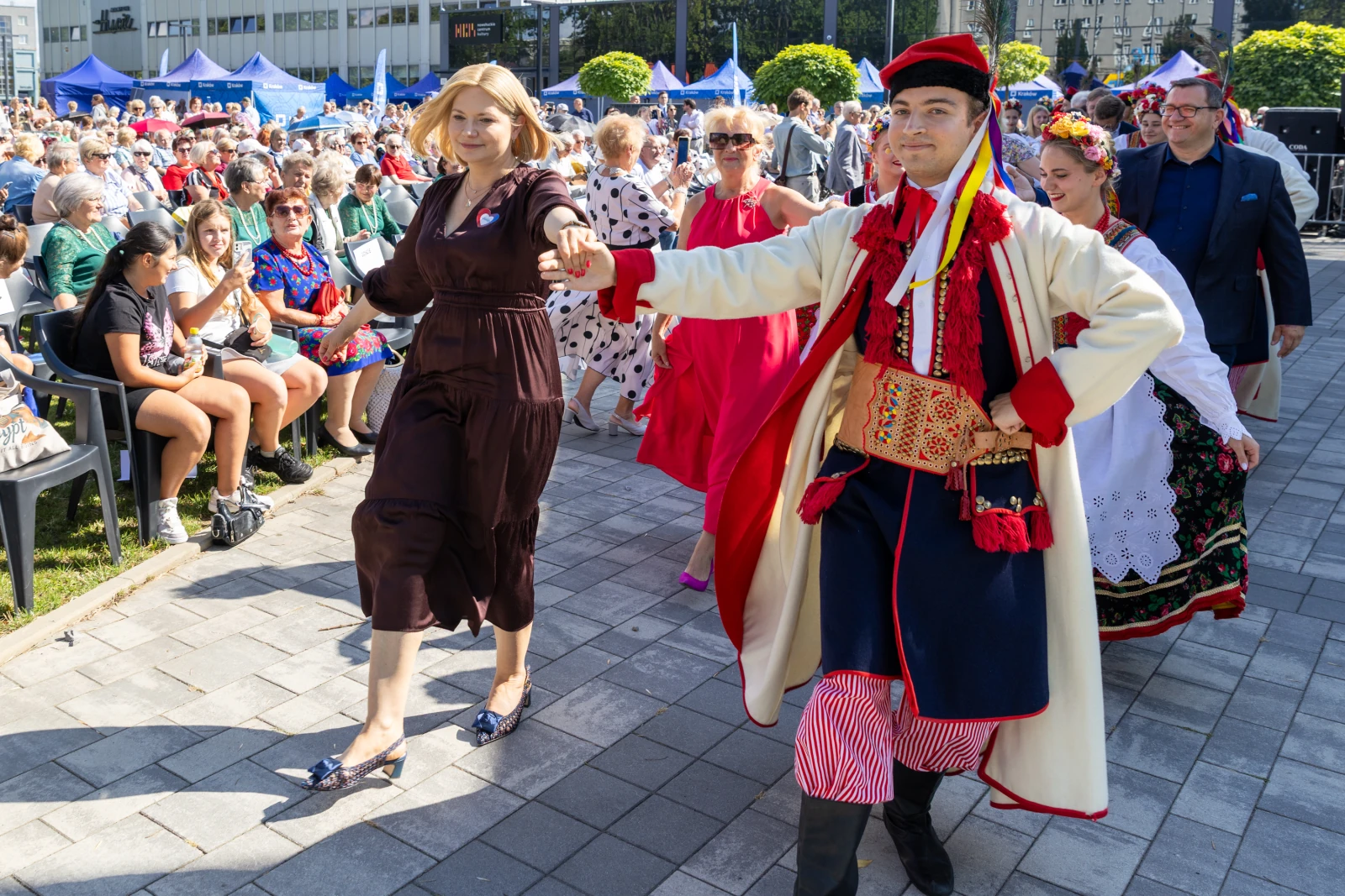 Parada w tradycyjnych strojach, uczestnicy tańczą i bawią się na festiwalu.  Autor: Bogusław Świerzowski