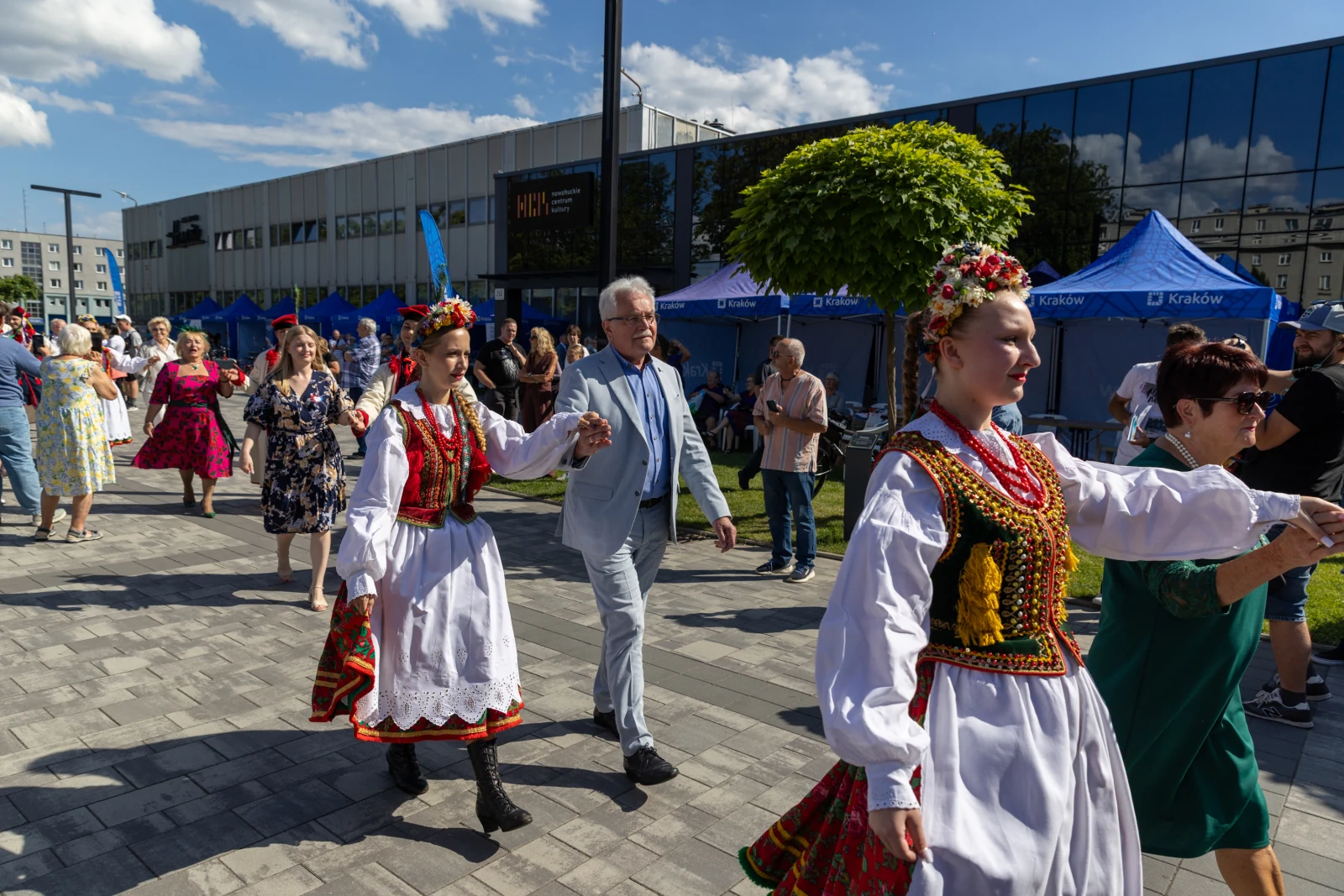 Grupa osób w tradycyjnych strojach ludowych tańczy na festiwalu.  Autor: Bogusław Świerzowski