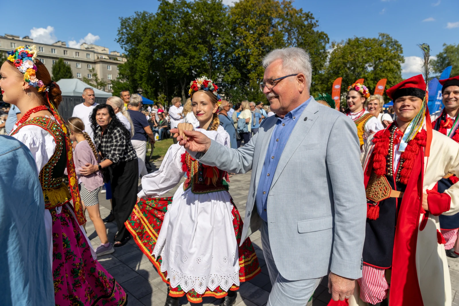 Parada w strojach ludowych z uczestnikami w tradycyjnych kostiumach.  Autor: Bogusław Świerzowski