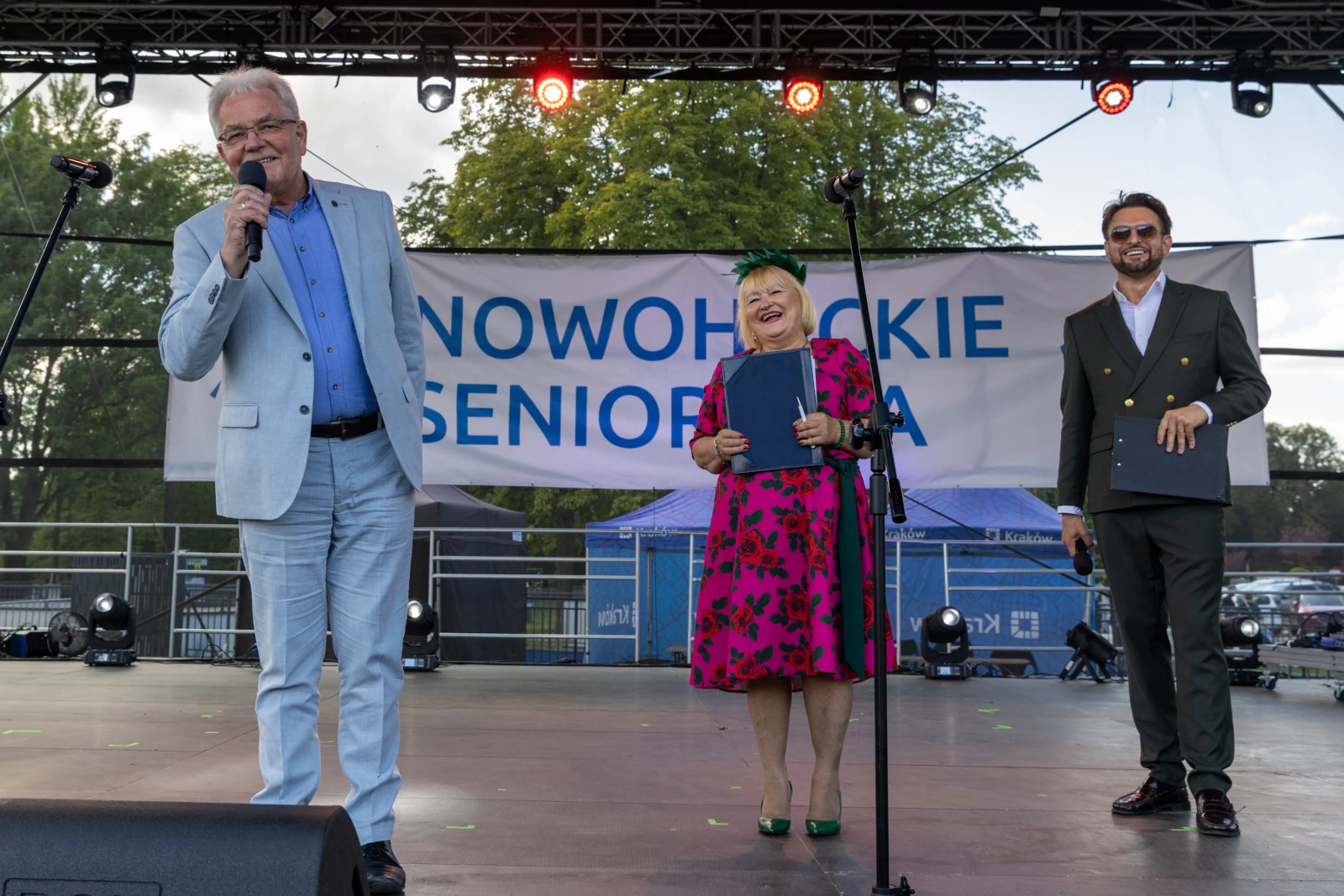 Trzech mówców na scenie podczas wydarzenia dla seniorów, z banerem w tle.  Autor: Bogusław Świerzowski