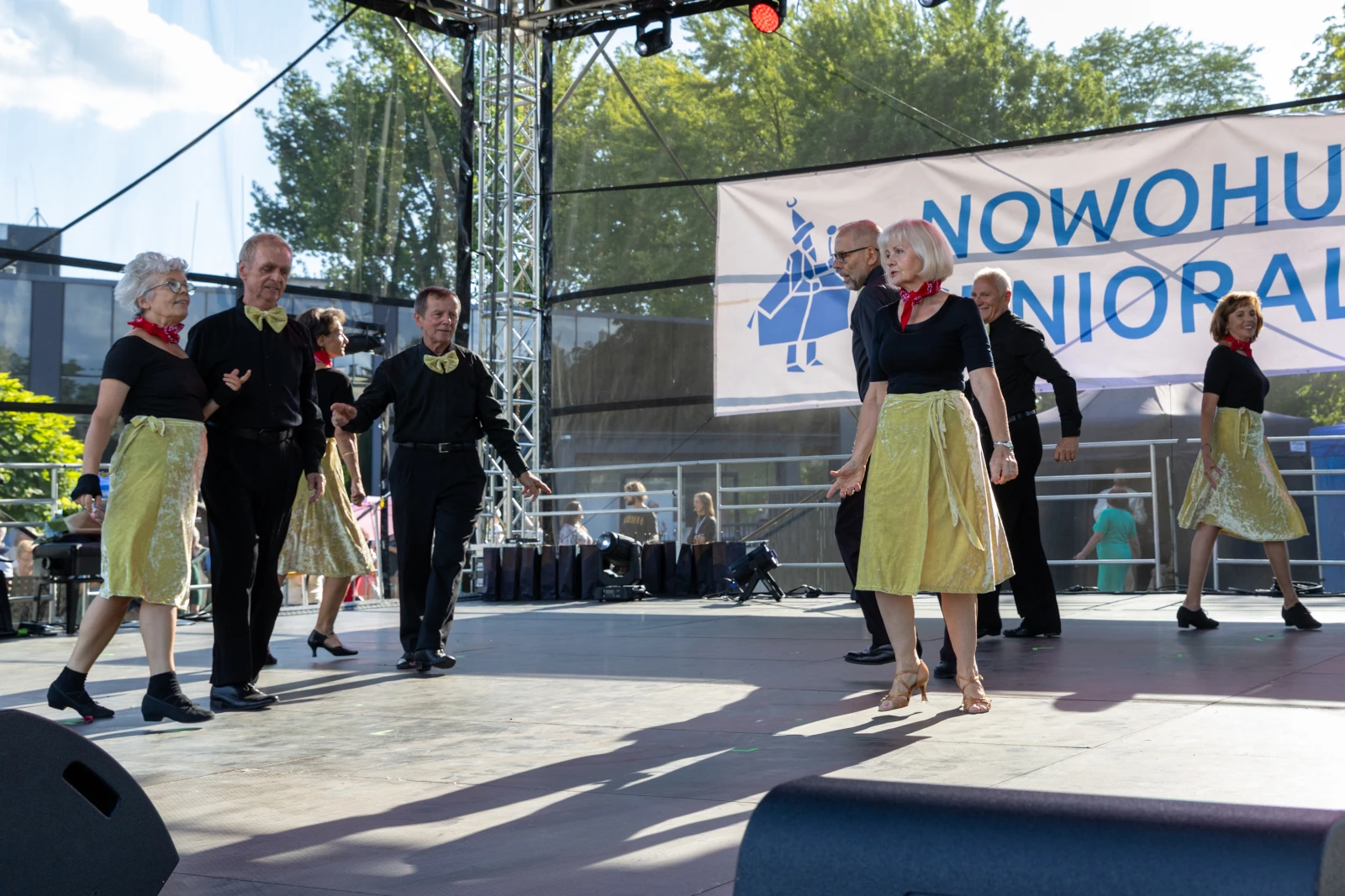 Grupa tancerzy w tradycyjnych strojach tańczy na scenie podczas festiwalu.  Autor: Bogusław Świerzowski