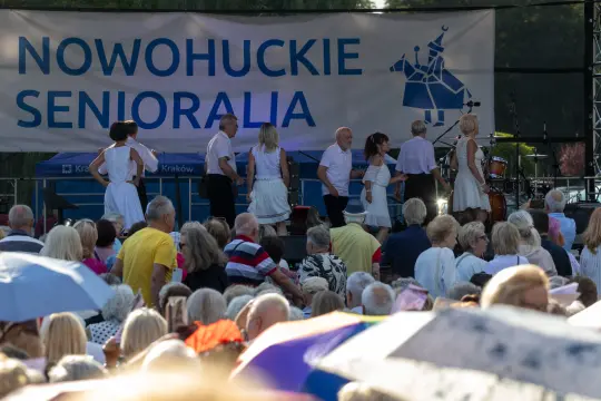 Impreza dla seniorów z występami artystycznymi i dużą publicznością.