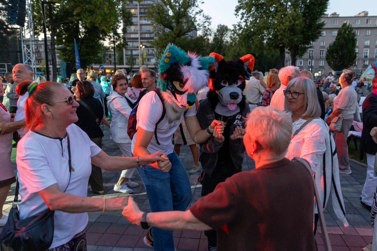 Grupa osób tańczących w maskach zwierząt na festiwalu.  Autor: Bogusław Świerzowski
