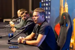 Konferencja prasowa z czterema mężczyznami przy mikrofonach.