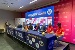 Konferencja prasowa z udziałem sportowców i organizatorów wydarzenia sportowego.
